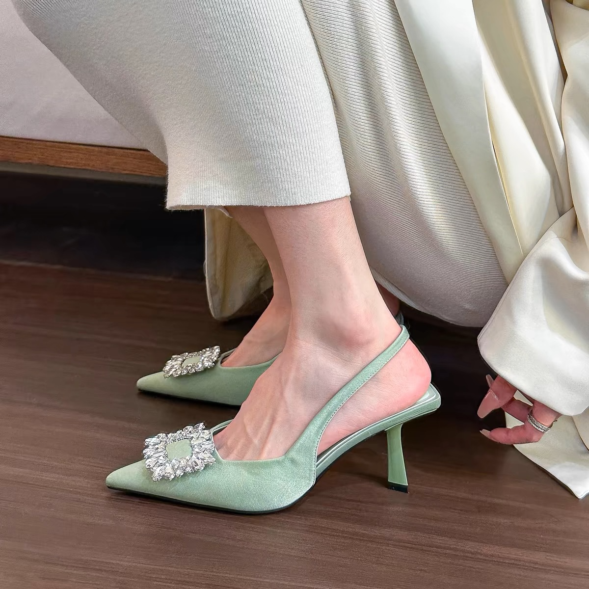 Shantel - eleganckie szpilki z ostro zakończonym noskiem i kryształkami