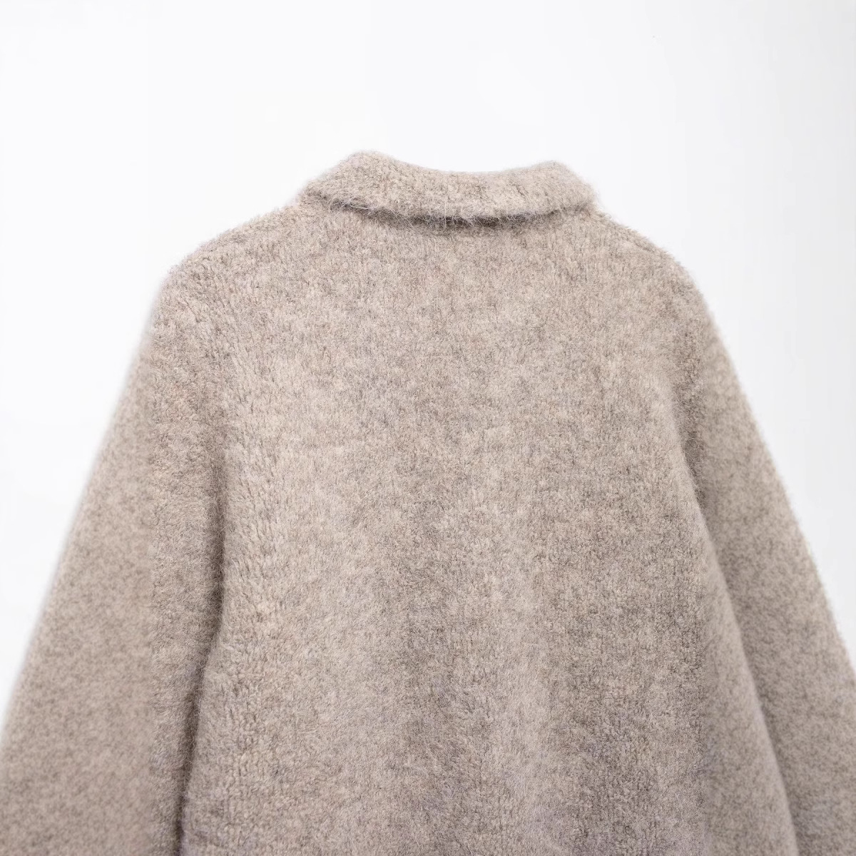 Kristine - Modny sweter dzianinowy z kwiatowymi guzikami