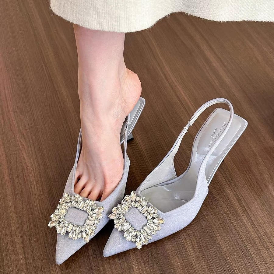 Shantel - eleganckie szpilki z ostro zakończonym noskiem i kryształkami