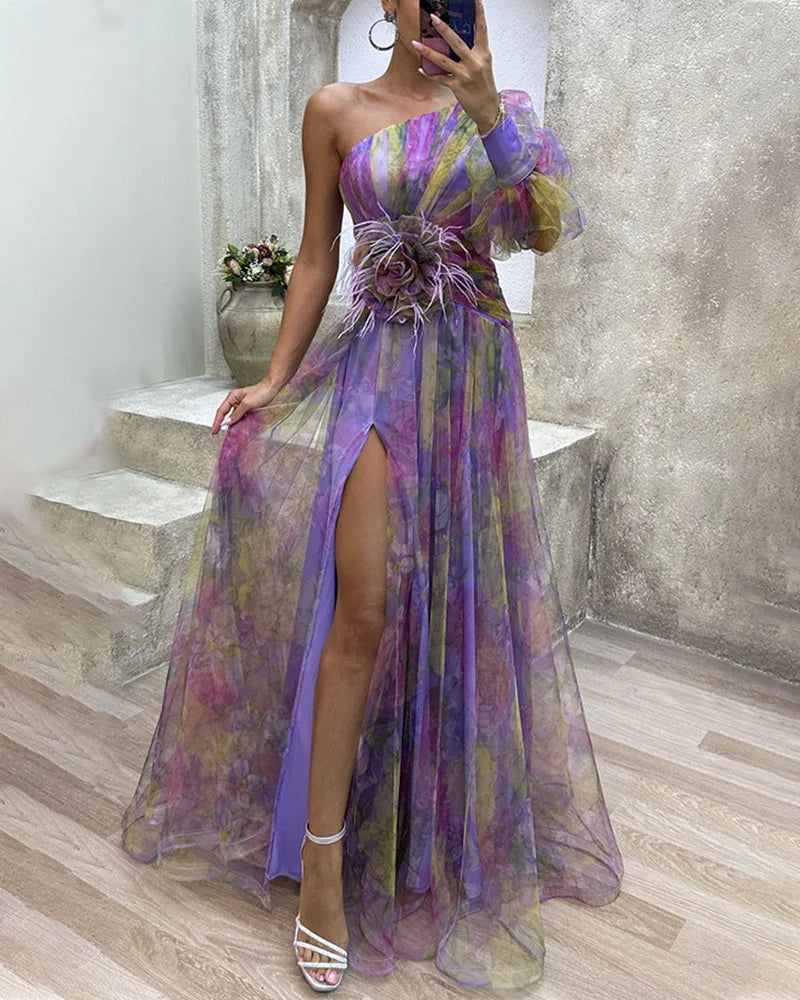 Alora - Elegancka sukienka z rozcięciem i odkrytymi ramionami