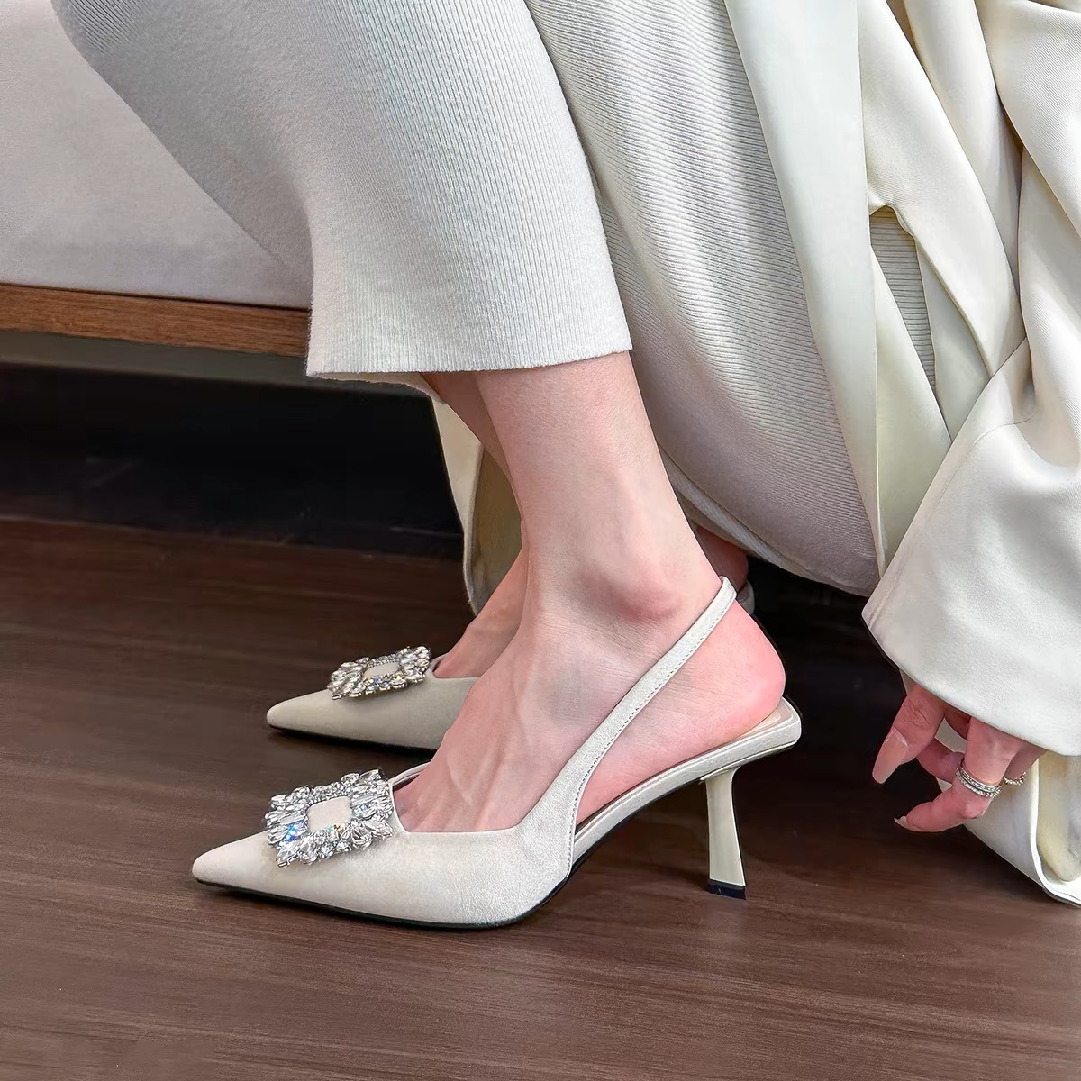 Shantel - eleganckie szpilki z ostro zakończonym noskiem i kryształkami