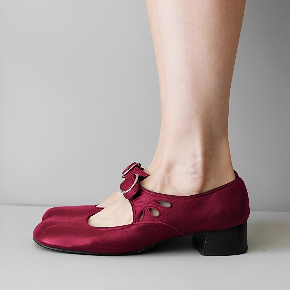 Velana - buty pojedyncze z klamrą