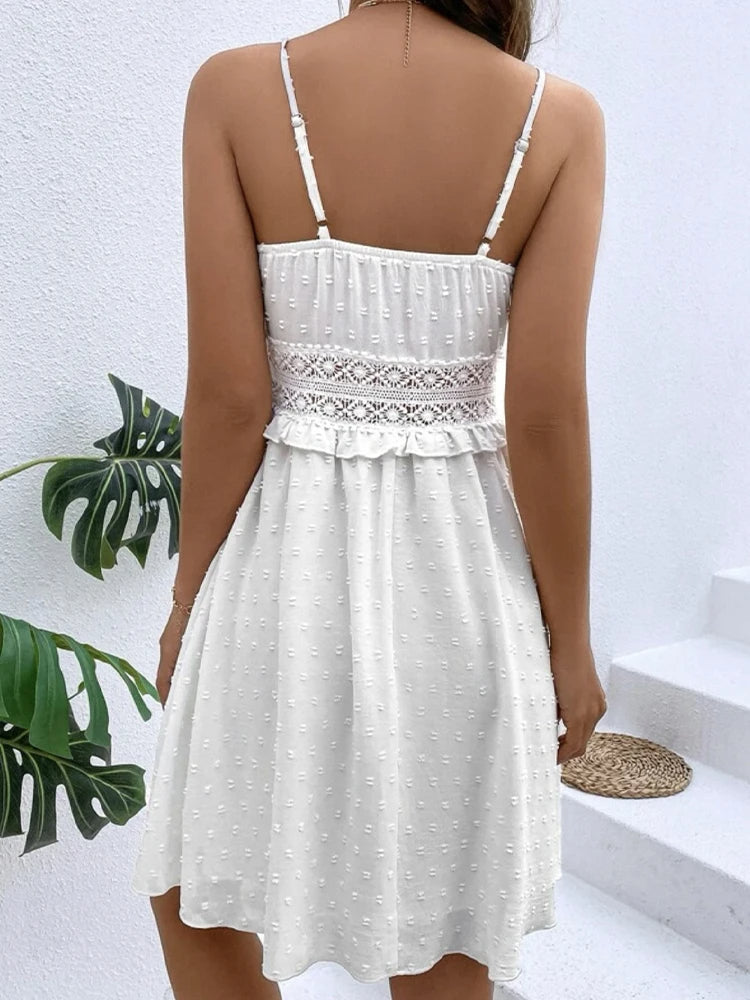 Lorielle - Krótka biała sukienka z eleganckimi detalami