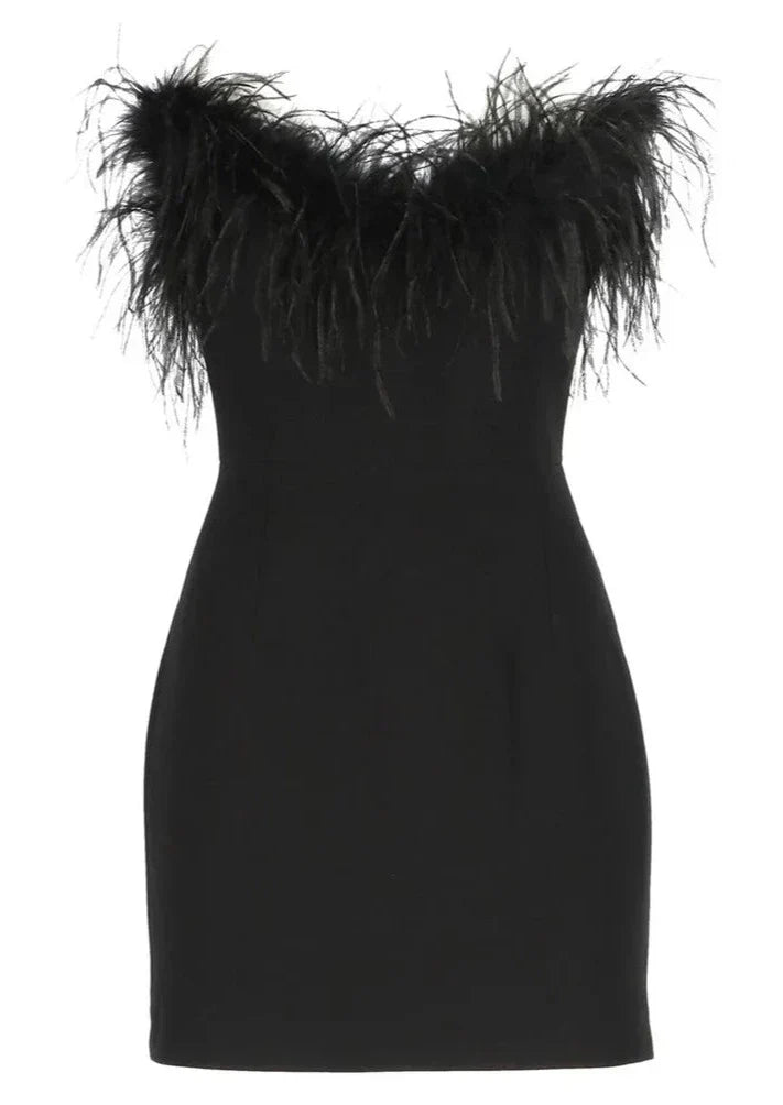 Grete - Elegancka krótka sukienka z piórami na biuście