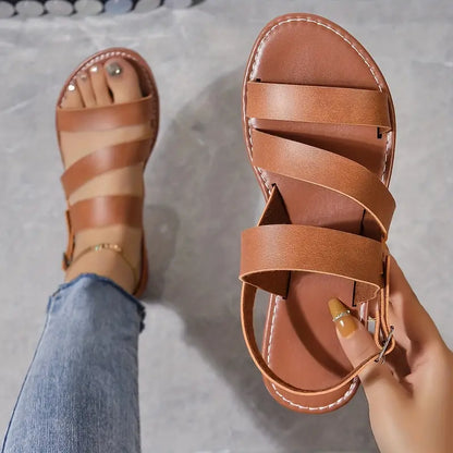 Chloe - Eleganckie płaskie sandały plażowe z rzymskimi paskami na kostkach