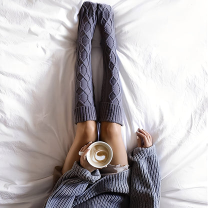 Shannon - Ciepłe, kolano-długie skarpety z kulki dla kobiet