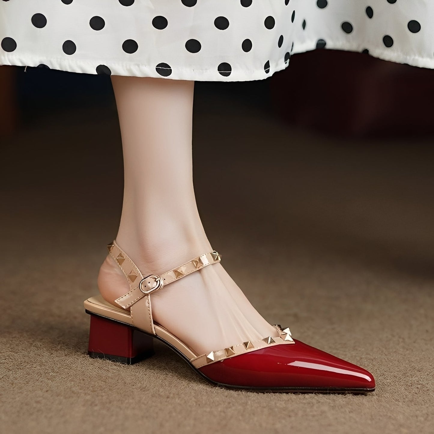 Paula - Eleganckie czółenka z ostrymi nitami dla kobiet