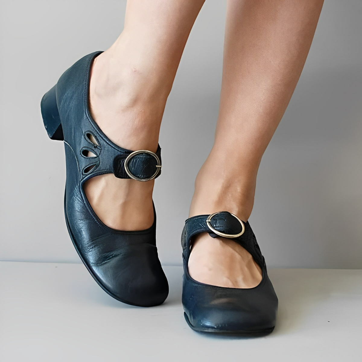 Velana - buty pojedyncze z klamrą