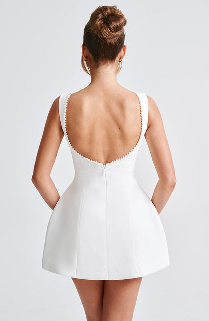 Mini sukienka – Ponadczasowa elegancja z luksusowymi detalami
