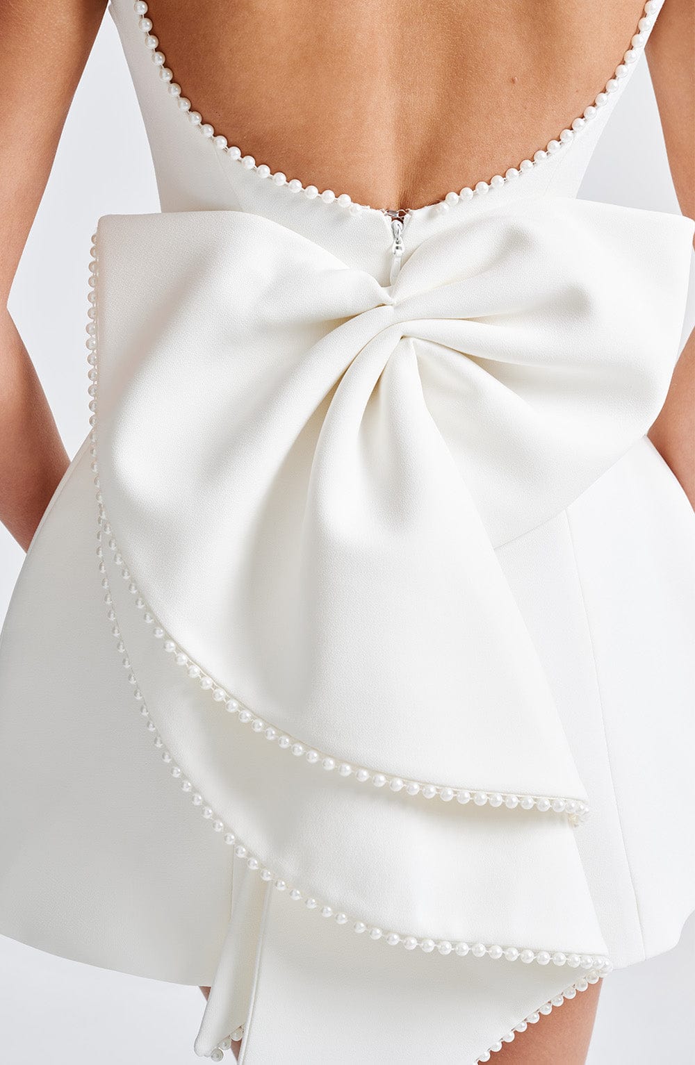 Mini sukienka – Ponadczasowa elegancja z luksusowymi detalami