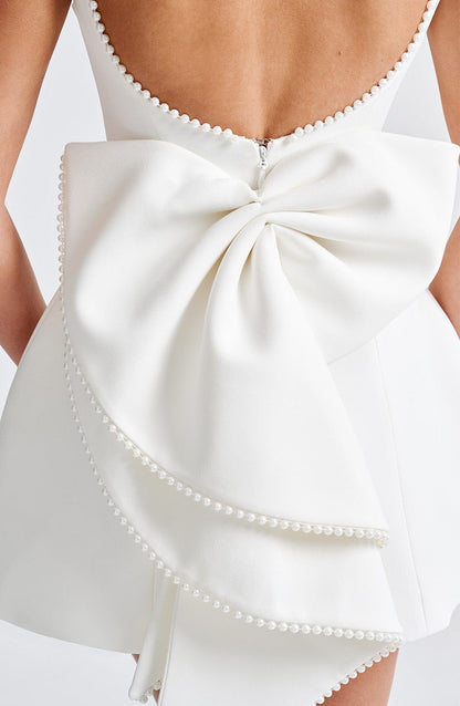 Mini sukienka – Ponadczasowa elegancja z luksusowymi detalami