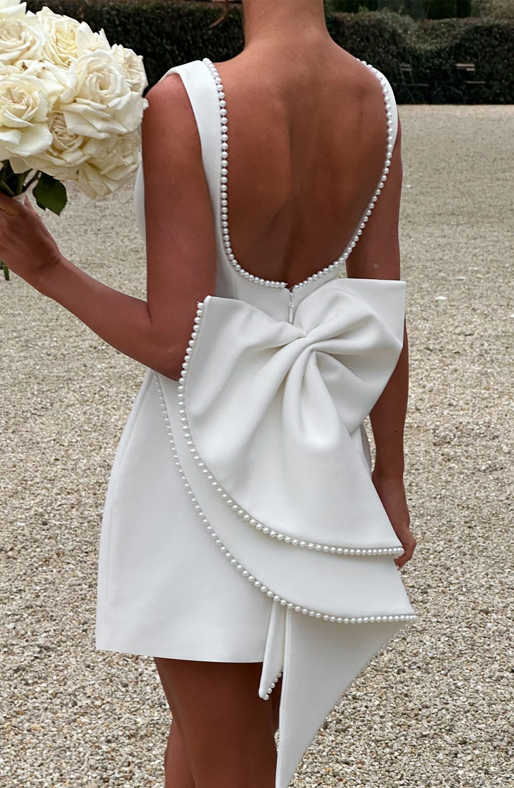 Mini sukienka – Ponadczasowa elegancja z luksusowymi detalami