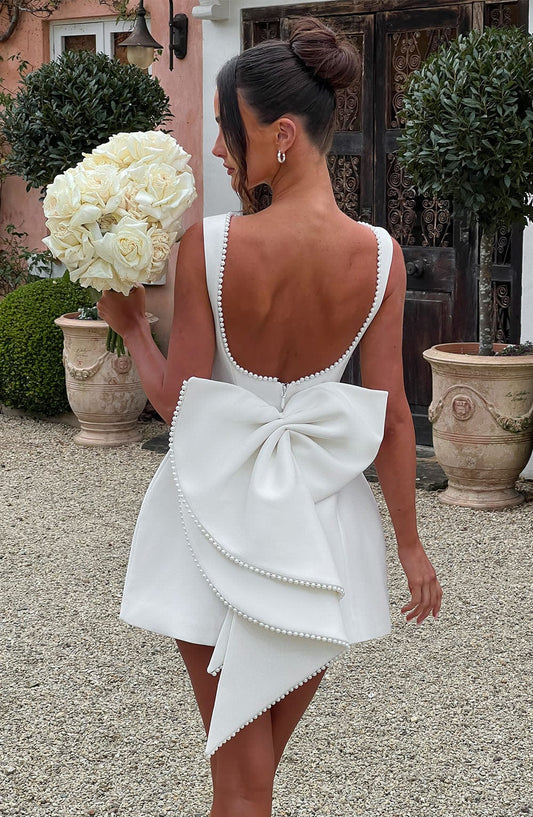 Mini sukienka – Ponadczasowa elegancja z luksusowymi detalami