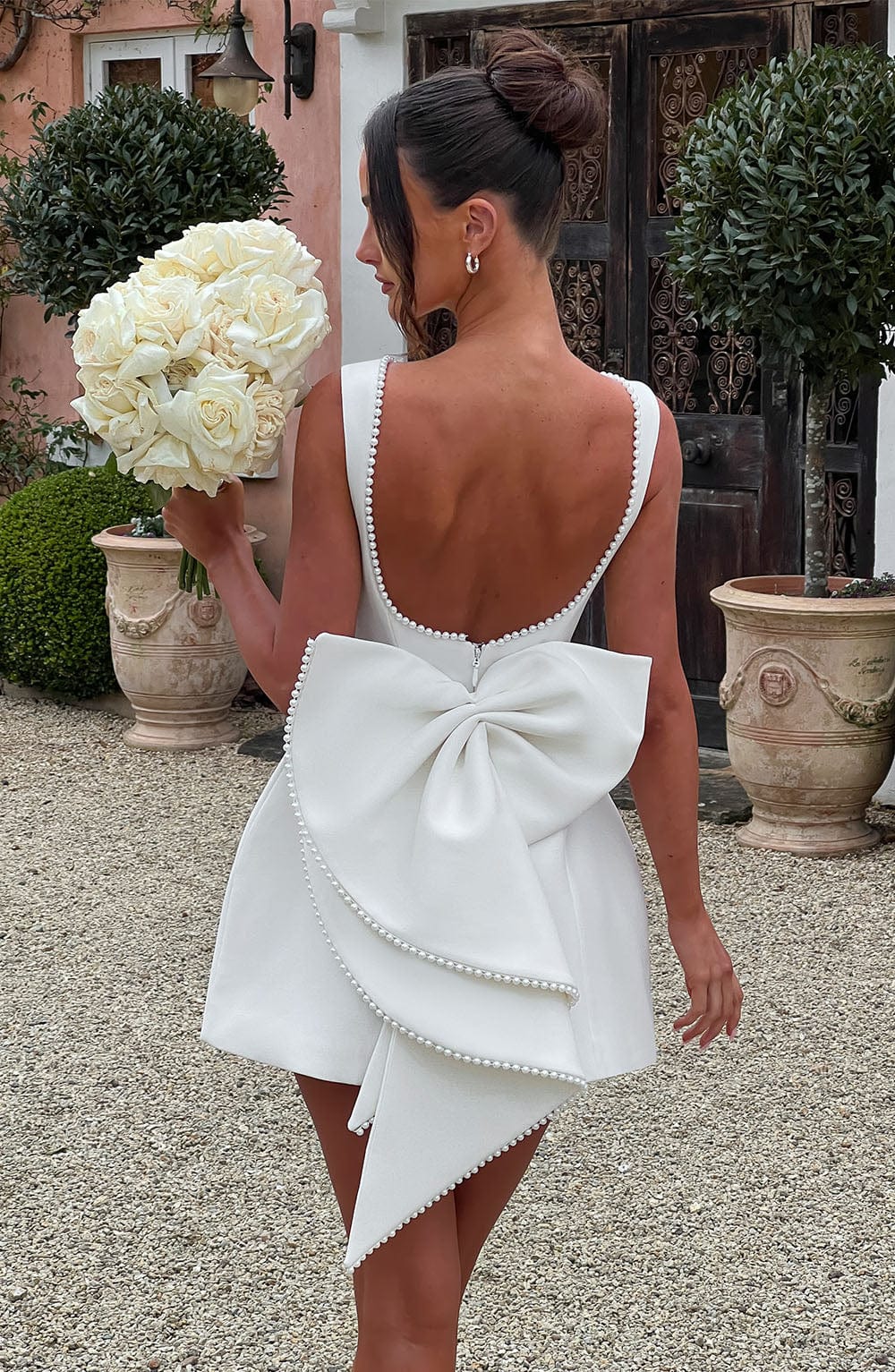 Mini sukienka – Ponadczasowa elegancja z luksusowymi detalami