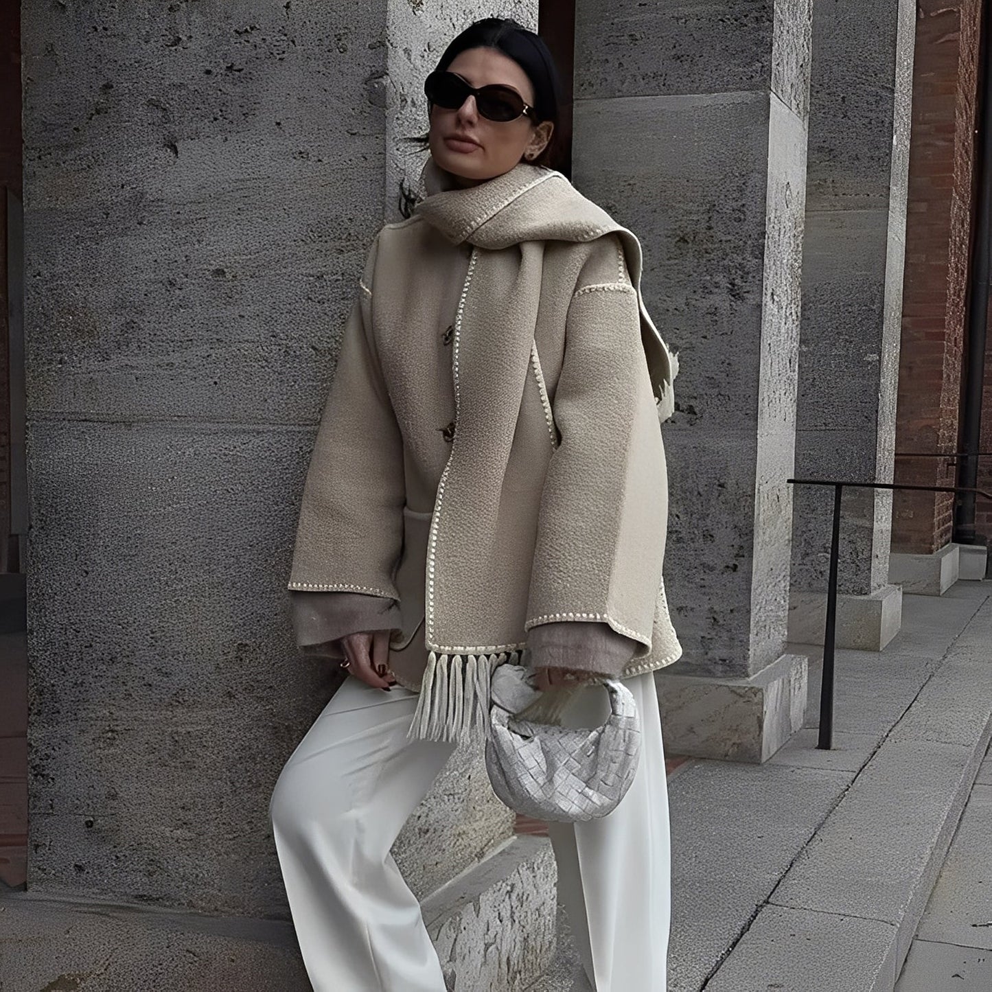 Amilia - Stylowa, luźno siedząca kurtka wełniana z szalem dla kobiet