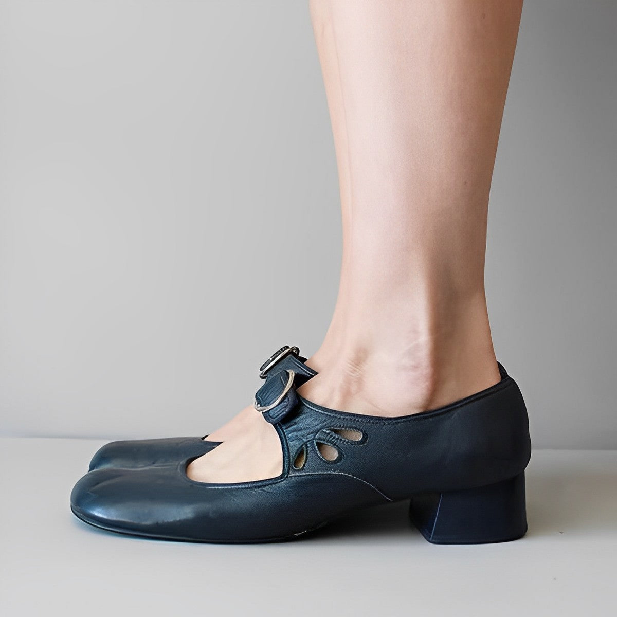 Velana - buty pojedyncze z klamrą