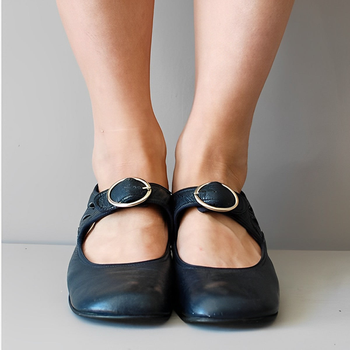 Velana - buty pojedyncze z klamrą
