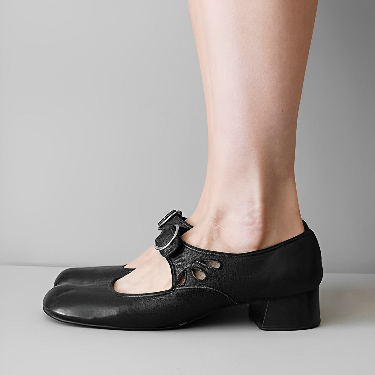 Velana - buty pojedyncze z klamrą