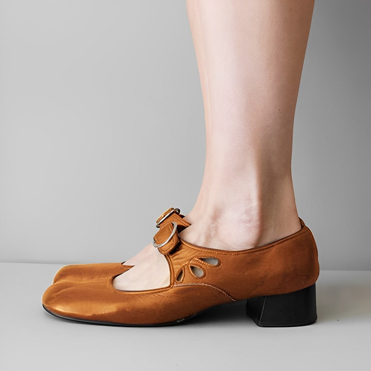 Velana - buty pojedyncze z klamrą