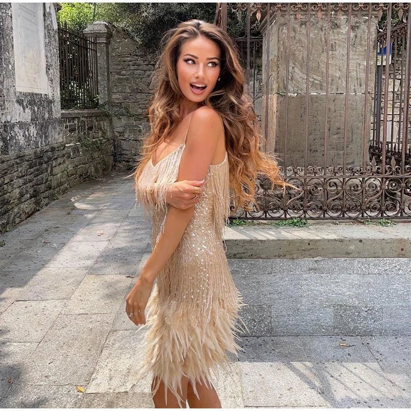 Laura - Sukienka koktajlowa z piór w eleganckim stylu
